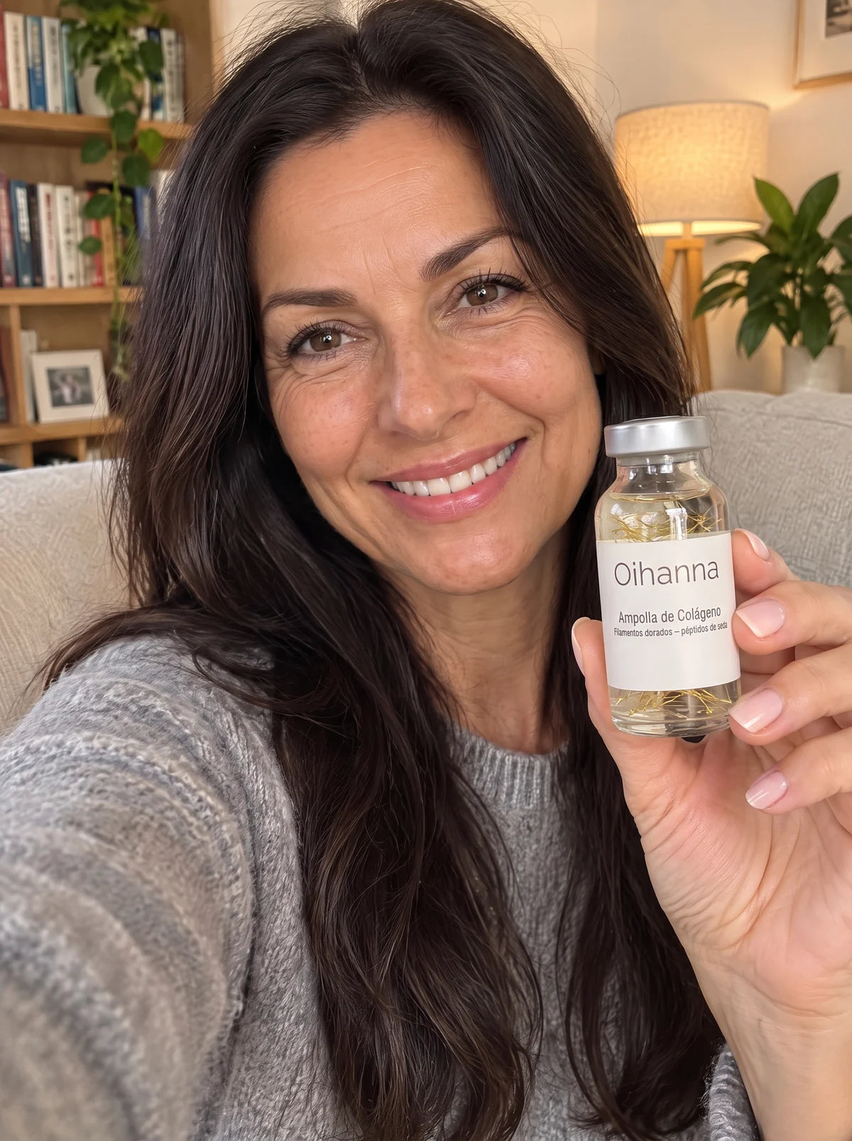 Mujer en el sofá sujetando el sérum coreano Oihanna